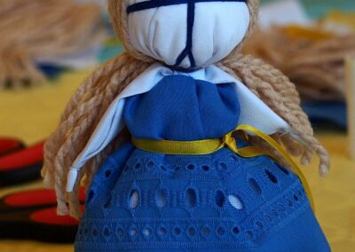 Ukraińska motanka. Laleczka z materiału, w niebieskiej sukience.
